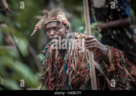 Les hommes du groupe ethnique du pays Bamiléké avec masques traditionnels, la danse de mort en l'honneur d'une personne décédée, Badenkop Banque D'Images