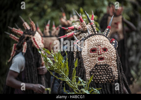 Les hommes du groupe ethnique du pays Bamiléké avec masques traditionnels, la danse de mort en l'honneur d'une personne décédée, Badenkop Banque D'Images