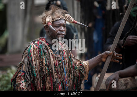 Les hommes du groupe ethnique du pays Bamiléké avec masques traditionnels, la danse de mort en l'honneur d'une personne décédée, Badenkop Banque D'Images