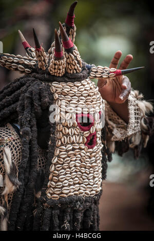 Les hommes du groupe ethnique du pays Bamiléké avec masques traditionnels, la danse de mort en l'honneur d'une personne décédée, Badenkop Banque D'Images