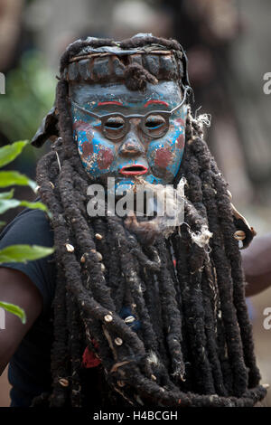 Les hommes du groupe ethnique du pays Bamiléké avec masques traditionnels, la danse de mort en l'honneur d'une personne décédée, Badenkop Banque D'Images