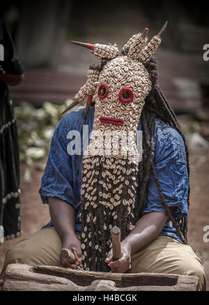 Les hommes du groupe ethnique du pays Bamiléké avec masques traditionnels, la danse de mort en l'honneur d'une personne décédée, Badenkop Banque D'Images