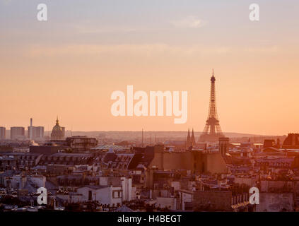 Vue panoramique sur Paris avec la Tour Eiffel et du centre Pompidou de clear sky at sunset Banque D'Images