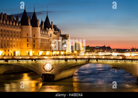 Vue de Paris la nuit avec un pont sur la Seine et la Conciergerie bâtiment à proximité de Notre-Dame Banque D'Images