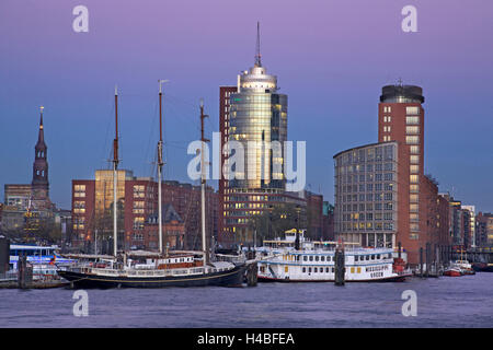 Vue sur l'Elbe sur le illuminateded Hanse-Trade-centre à l'heure bleue dans la Hafencity, Banque D'Images