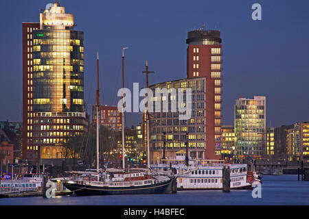 Vue sur l'Elbe sur le illuminateded Hanse-Trade-centre à l'heure bleue dans la Hafencity, Banque D'Images