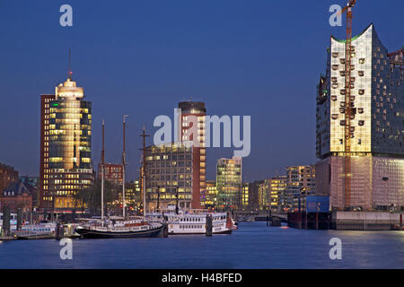 Soir sur l'Elbe sur Hanse Trade Center et l'Elbphilharmonie en construction dans la Hafencity. Banque D'Images