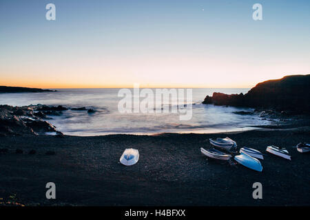 El Golfo - bateaux sur la plage Banque D'Images