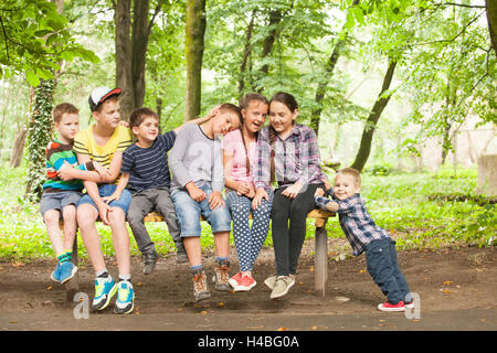 Les enfants sur le banc Banque D'Images