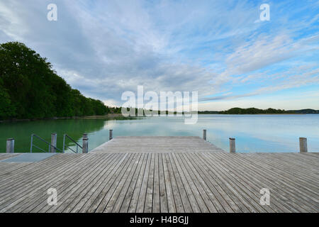 Jetée en bois dans la soirée, le lac Woerthsee, Fuenfseenland, Haute-Bavière, Bavière, Allemagne Banque D'Images