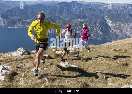 Trois coureurs en piste en montée Monte Baldo haut au-dessus du lac de Garde, Banque D'Images