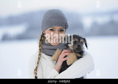 Jeune femme, de chien, de transporter, d'afficher, de l'appareil photo Banque D'Images