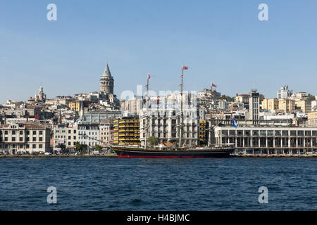 La Turquie, Istanbul, Beyoglu, vue depuis le Bosphore sur Karaköy et Beyoglu, Banque D'Images