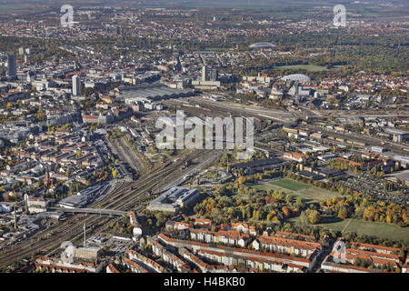 Allemagne, Saxe, Leipzig, maisons, station de chemin de fer, les voies, les trains, d'en haut, vue aérienne, Banque D'Images