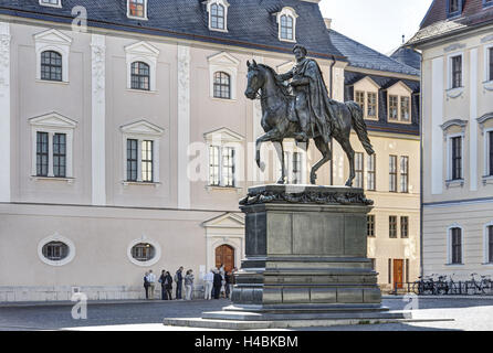 Allemagne, Thuringe, Weimar, Platz der Republik (square), monument, Prince Carl August, maisons, voyages en groupe, Banque D'Images