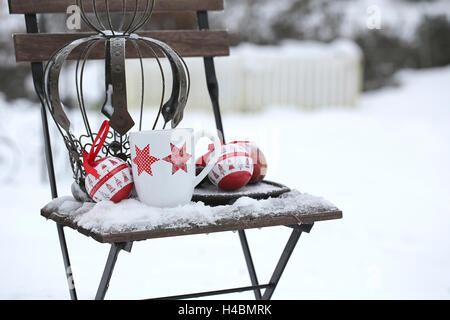 Présidence dans la neige avec Christmassy still life Banque D'Images