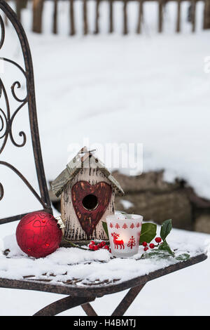 Présidence dans la neige avec Christmassy still life Banque D'Images