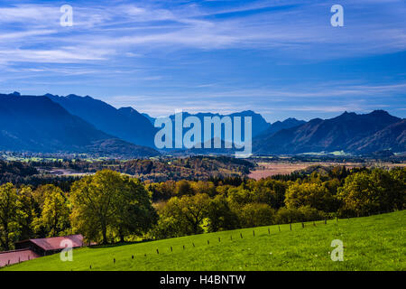 Allemagne, Berlin, Pfaffenwinkel, Riegsee, district de Perlach, Murnau moss contre Estergebirge, du Wetterstein et Ammergebirge, vus de l'Guglhör Banque D'Images