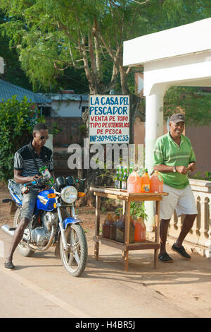 La péninsule de Samana, République dominicaine, Galeras, Lot de vente d'essence dans la rue Banque D'Images