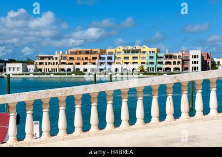 La République dominicaine, de l'Est, Cap Cana Punta Cana, villa de luxe avec des hôtels, des restaurants et du port de yacht