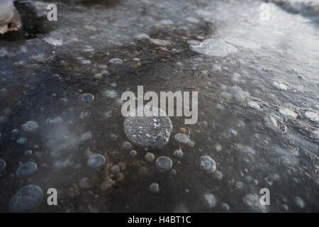 Des bulles d'air dans la glace sur un lac Banque D'Images