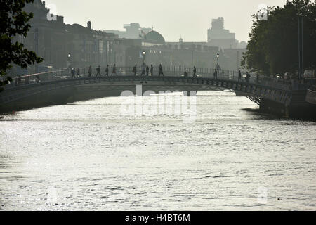 La moitié penny Bridge sur la rivière Riffey, Dublin, Irlande, Europe Banque D'Images