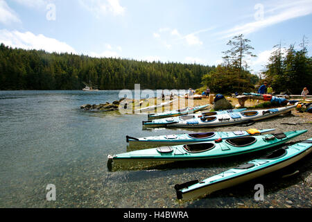 Les kayaks dans le détroit de Johnstone. L'île de Vancouver. La Colombie-Britannique. Canada Banque D'Images