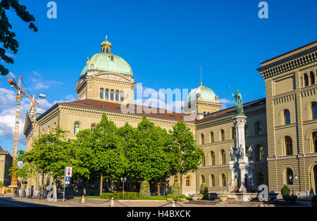 L'Bernabrunnen fontaine et le palais Palais Fédéral à Berne, Suisse Banque D'Images