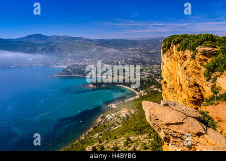 France, Provence, Bouches-du-Rhône, Provence, Cassis, Baie de Cassis, vue à partir de la Route des CrÛtes à Cap Canaille Banque D'Images