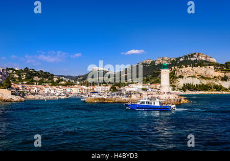 France, Provence, Bouches-du-Rhône, Provence, Cassis, port avec vue sur le phare de Cap de Naio Banque D'Images