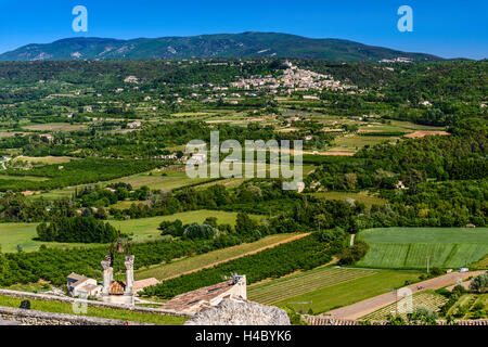 France, Provence, Vaucluse, Bonnieux, vue sur le village, vue Luberon contre de Lacoste Banque D'Images