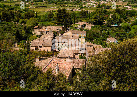 France, Provence, Vaucluse, OppÞde-le-Vieux, vue sur le village, vue sur l'église de Notre-Dame-dAlidon Banque D'Images