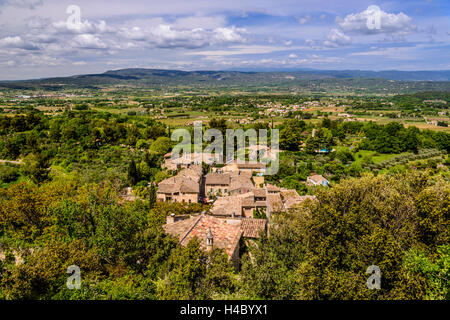 France, Provence, Vaucluse, OppÞde-le-Vieux, vue sur le village et la vallée de Calavon, les Monts de Vaucluse, voir l'église de Notre-Dame-dAlidon Banque D'Images