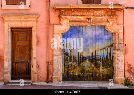 France, Provence, Vaucluse, Roussillon, vieille ville, façade de maison, porte de la chambre, la peinture murale Banque D'Images