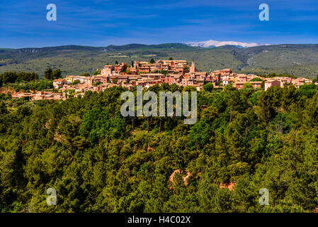 France, Provence, Vaucluse, Roussillon, vue sur le village contre le Mont Ventoux Banque D'Images