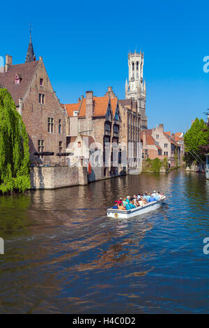 BRUGES, BELGIQUE - 6 avril 2008 : les touristes flottent sur un bateau à travers le Rosenhoedkaai Banque D'Images