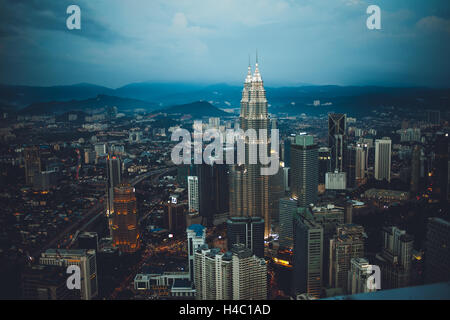 KUALA LUMPUR, MALAISIE, le 22 novembre : Kuala Lumpur skyline at night, vue du centre ville depuis la tour de télévision, le 22 novembre 2014 Banque D'Images