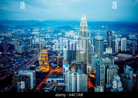 KUALA LUMPUR, MALAISIE, le 22 novembre : Kuala Lumpur skyline at night, vue du centre ville depuis la tour de télévision, le 22 novembre 2014 Banque D'Images