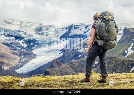 Un jeune randonneur avec vue sur un glacier dans l'Thorsmörk Banque D'Images