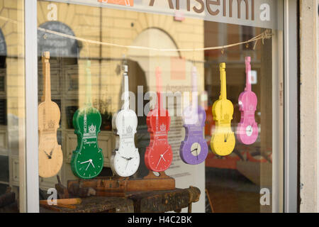 L'Europe, Italie, Lombardie, Cremona, vitrine de souvenirs, violons, close-up Banque D'Images