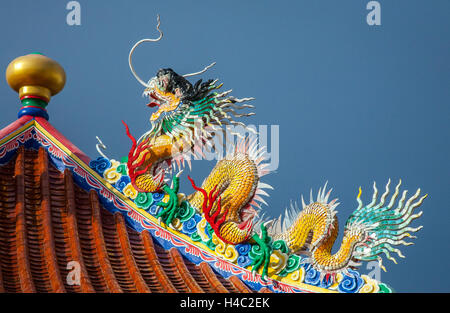 Naga mythologique nouvellement peint à tête de dragon dragon serpent au Temple chinois, Thaïlande Banque D'Images