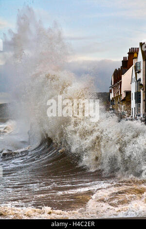 Dommages à la propriété & danger au mur de la mer. Les vagues scélérates géant avec vue sur la mer de tempête tonnerre mur de la réflexion de l'onde à Sandside, Whitby, dans le Yorkshire, UK Banque D'Images