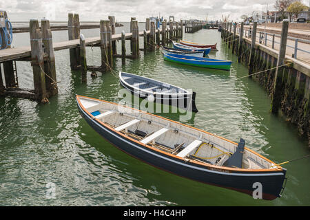 Les barques dans le port de West Terschelling sur l'île de Terschelling dans le nord des Pays-Bas Banque D'Images