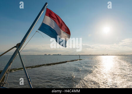 Mer des Wadden avec pavillon néerlandais vu depuis le ferry Banque D'Images