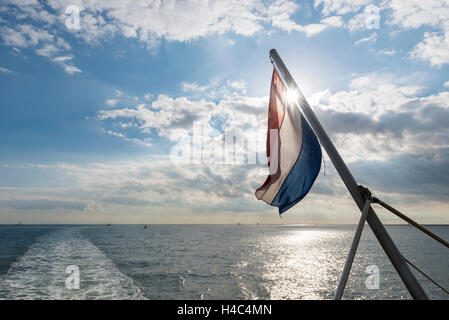 Mer des Wadden avec pavillon néerlandais vu depuis le ferry Banque D'Images