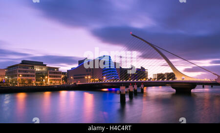 Dublin, Irlande - lever de soleil sur le pont Samuel Beckett Banque D'Images