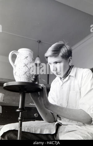 Ein Schüler der Fachschule für eine frisch getöpferte bemalt Keramik Vase mit einem Blumenmuster, Höhr-Grenzhausen, Deutschland 1930 er Jahre. Un étudiant du Collège pour la céramique peinture d'un dessin de fleurs sur un fictiled nouveau vase, Höhr-Grenzhausen, Allemagne 1930 Banque D'Images