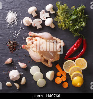 Le poulet cru faits maison avec des ingrédients pour la cuisine zoom sur une liste de sélection. Vue de dessus Banque D'Images