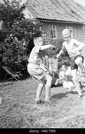 Schüler des Schülerheims Kolonial Harzburg während ihrer Freizeit, Deutsches Reich 1937. Les étudiants de l'école résidentielle coloniale Harzburg ayant une pause, Allemagne 1937. Banque D'Images