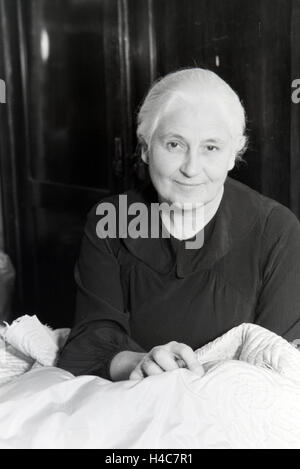 Eine Frau bestickt Textilien, Deutsches Reich 1930er Jahre. Femme broderie textiles, Allemagne 1930 Banque D'Images